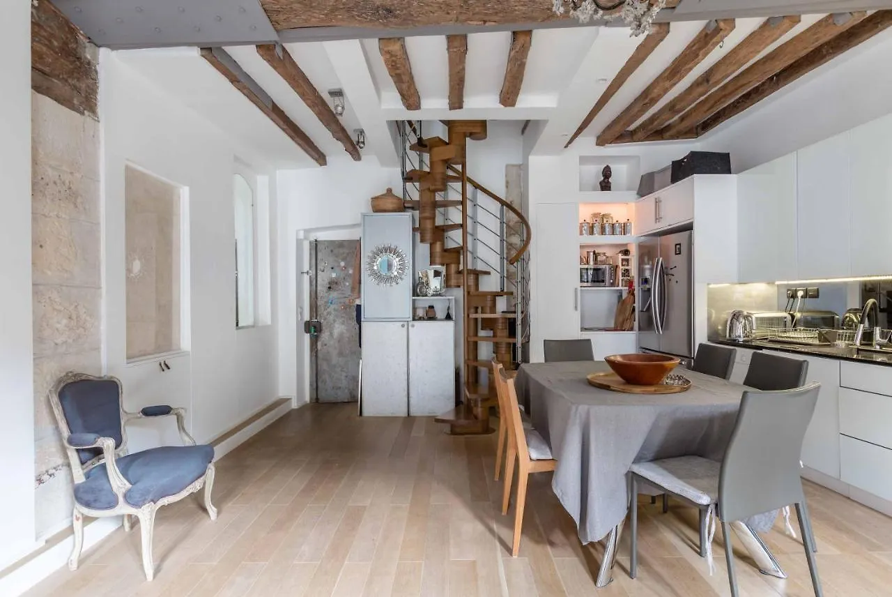 Veeve - Artistic Excellence In The Marais Apartment
