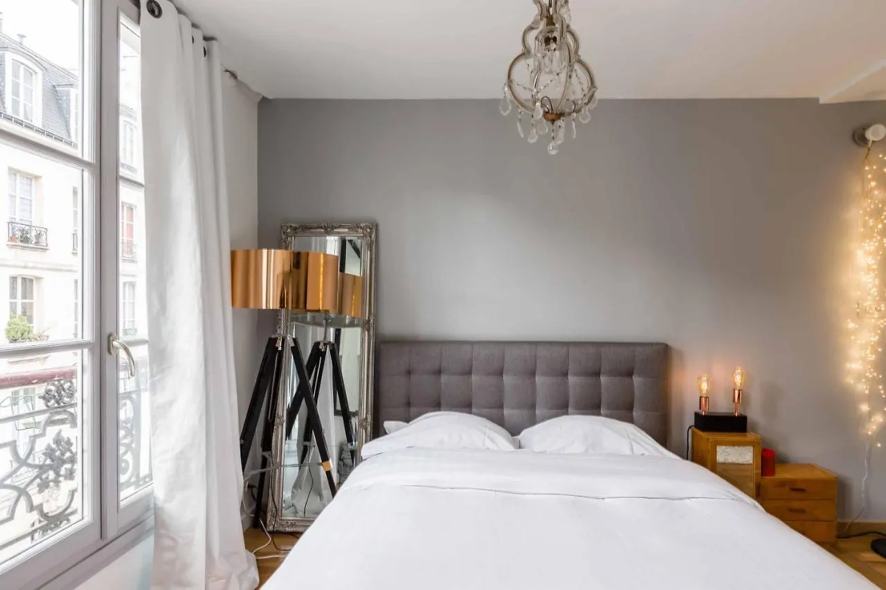 Veeve - Artistic Excellence In The Marais Apartment